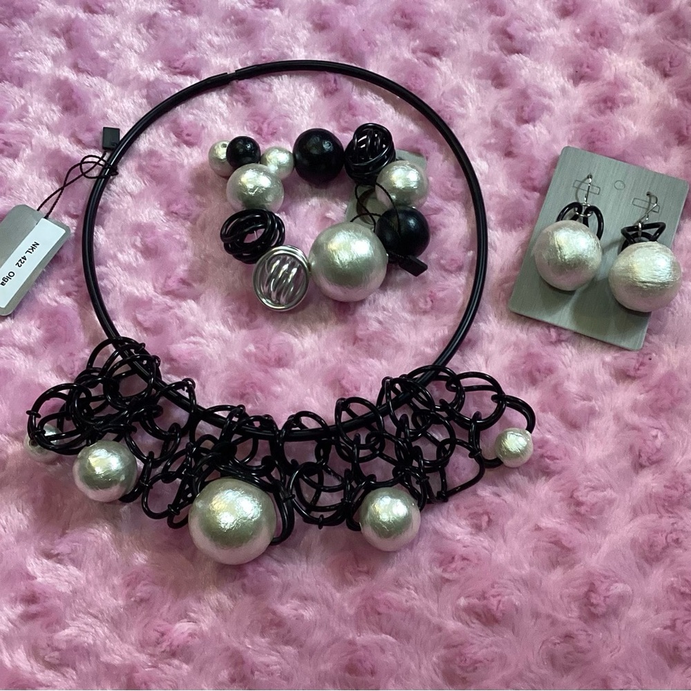 Elegant Black and Silver Necklace Set